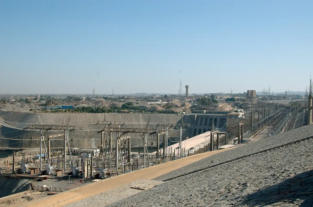 Crête du haut barrage d’Assouan avec la centrale électrique en contrebas
