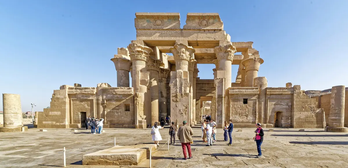 Façade à colonnes du temple de Kom Ombo au-dessus du Nil