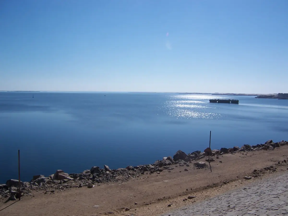 Blaues Wasser des Nassersees an einem Wüstenufer