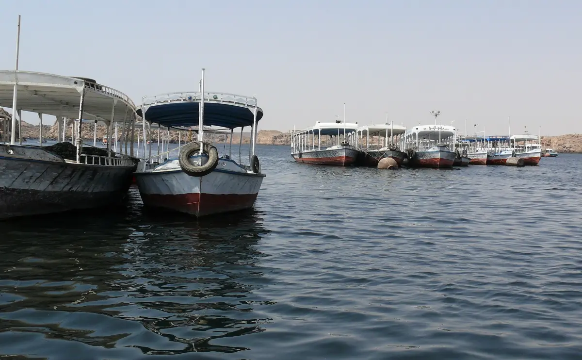 Bateaux de passagers sur des eaux calmes près de Philae