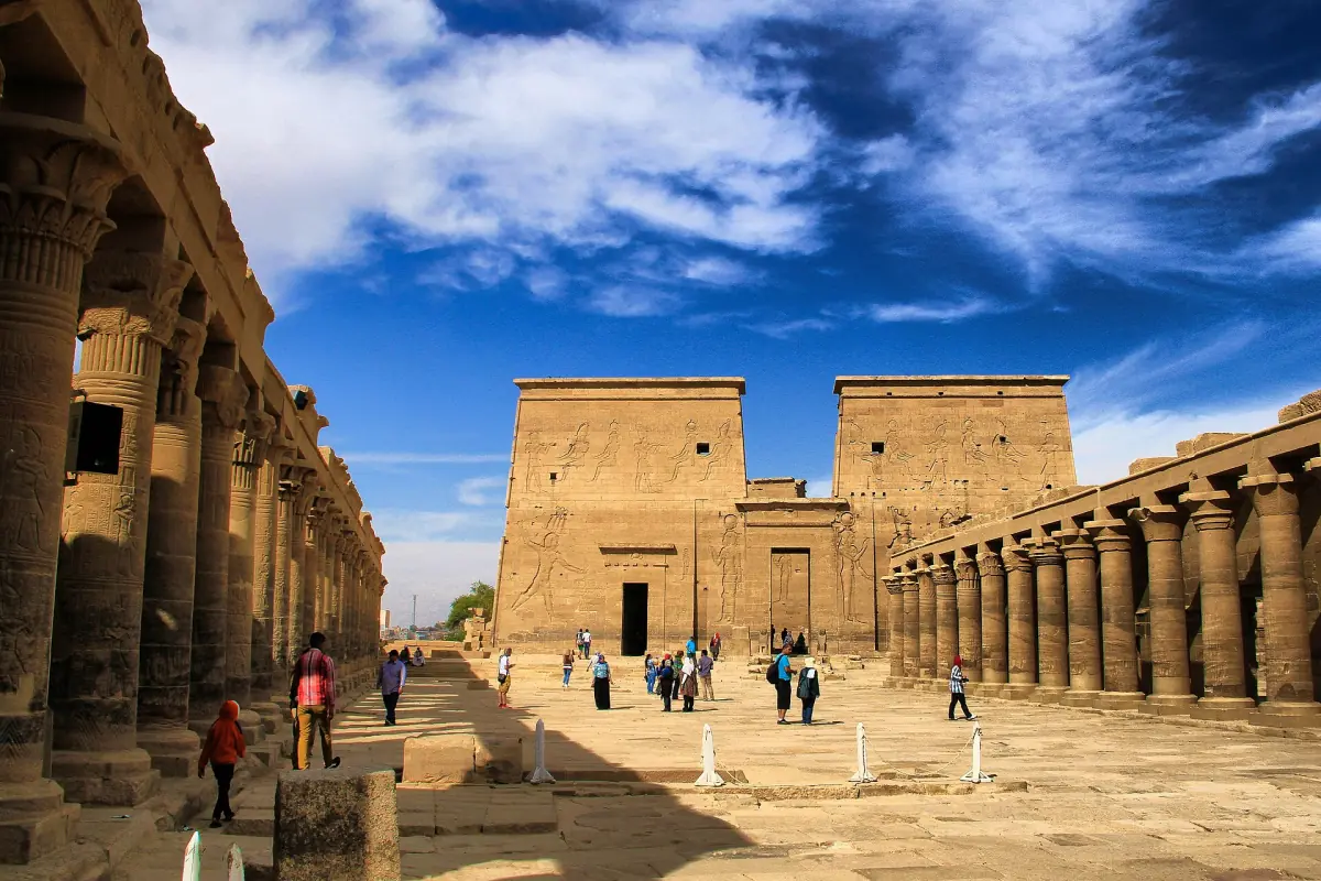 Colonnade et premier pylône de Philae sous un ciel bleu profond