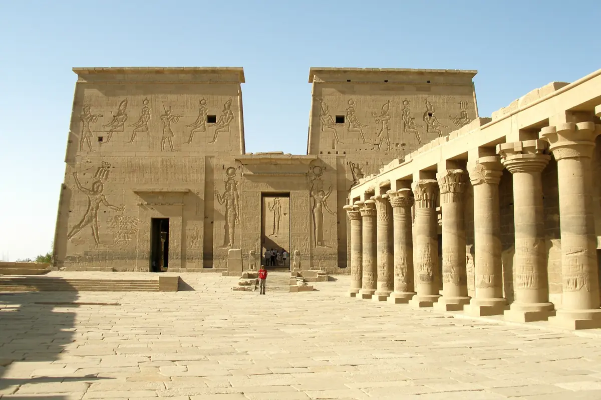 Premier pylône et colonnade ouest du temple d’Isis à Philae