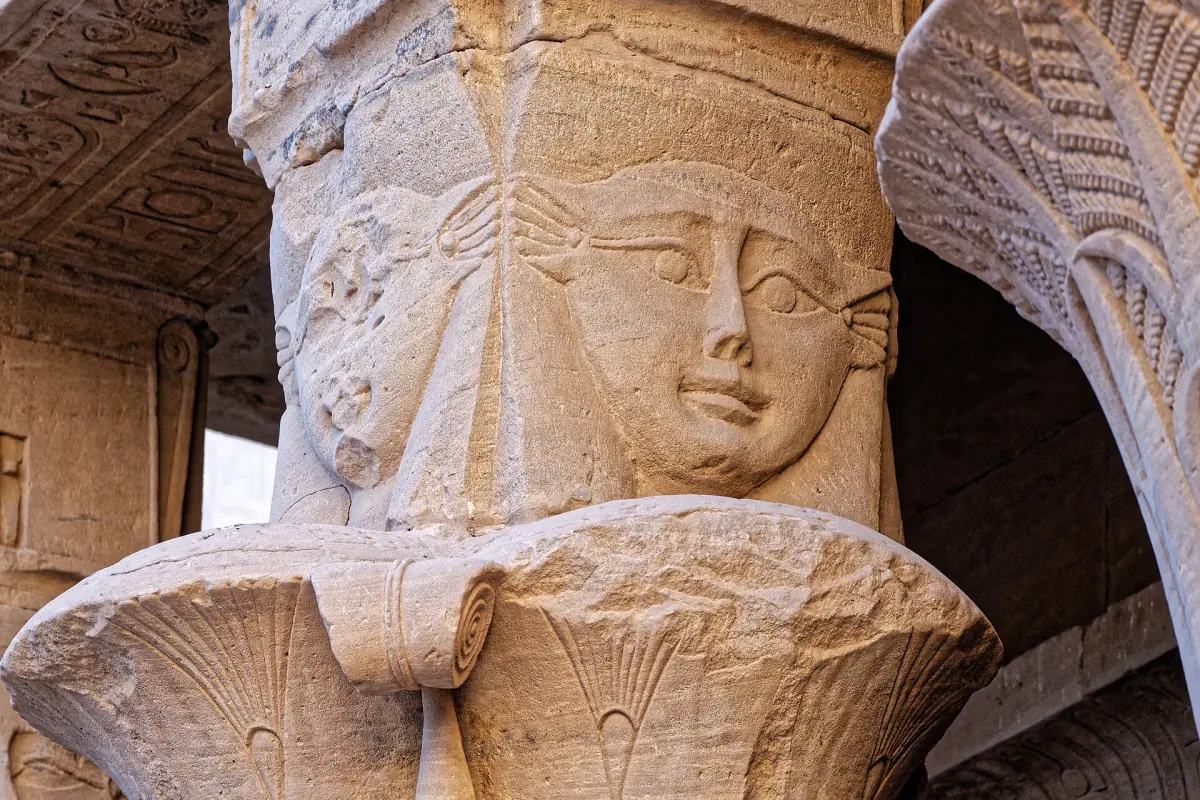 Visage sculpté d’Hathor sur un chapiteau à Philae