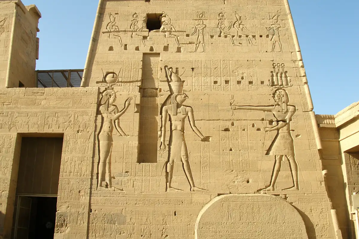 Personnages sculptés en relief sur le mur du pylône de Philae