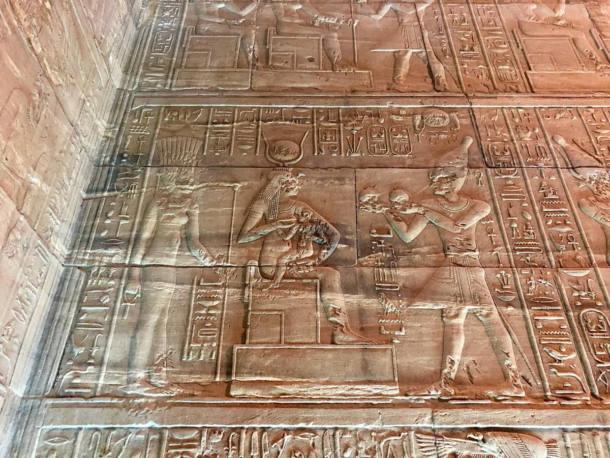 Bemaltes Wandrelief im Inneren des Isis-Tempels von Philae