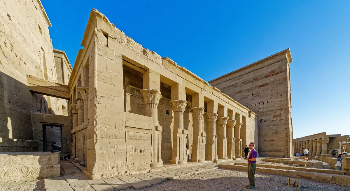 Vue latérale du mammisi à colonnes de Philae